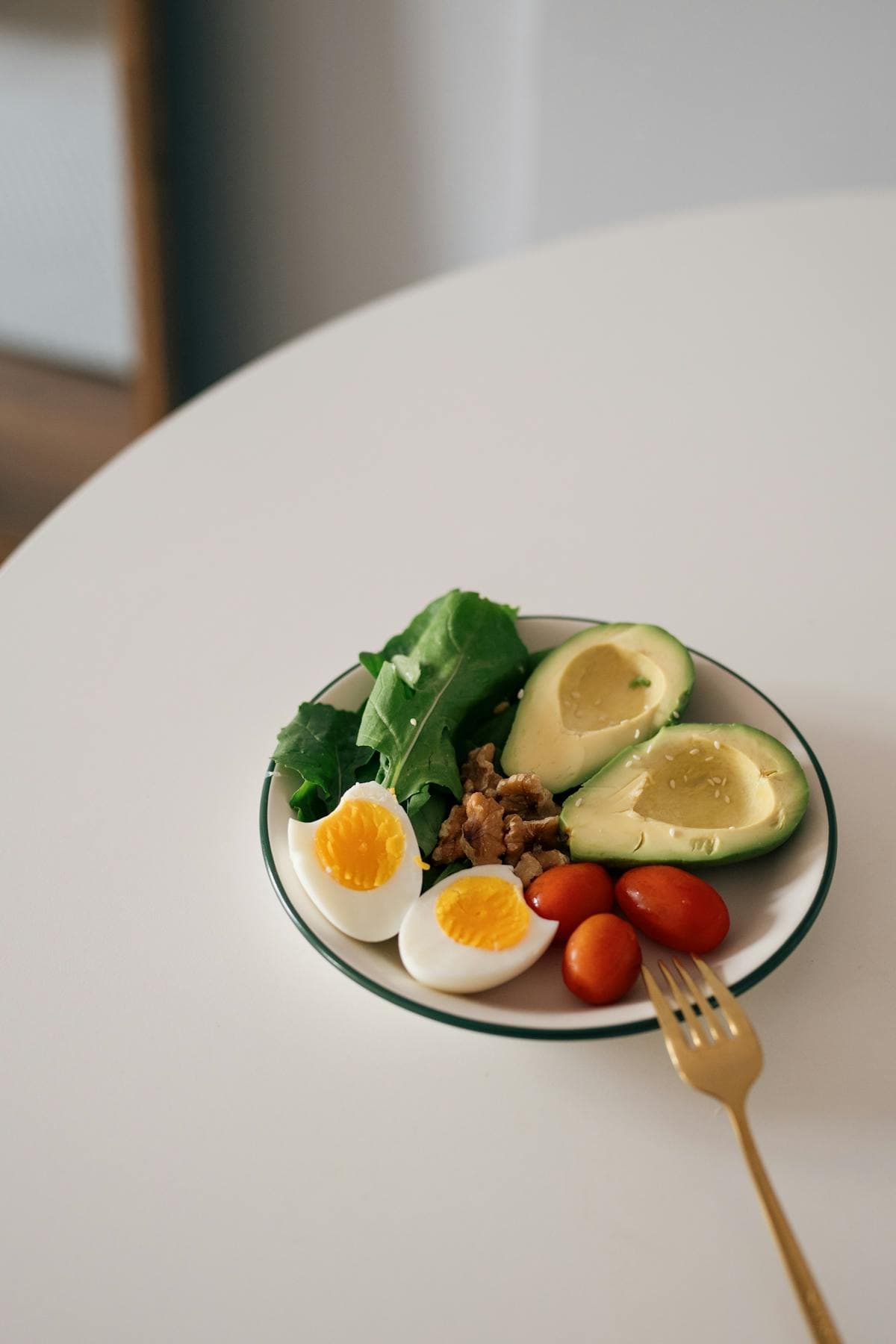 Eggs, walnuts, spinach, and avocado as biotin food context